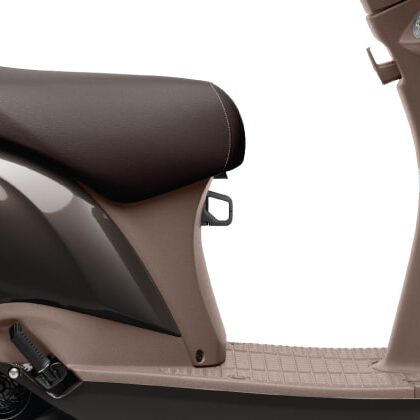 The New Access 125 has 2 utility hooks without sacrificing legroom. The front hook is placed higher so luggage doesn't drag on the floor board, while the back hook can be locked so luggage will not fall and can be folded out of the way when not in use. CONVENIENT DUAL LUGGAGE HOOKS